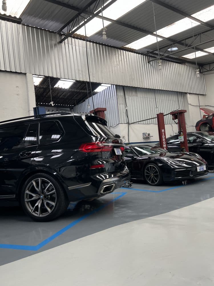 Veículo Volkswagen em manutenção preventiva de câmbio