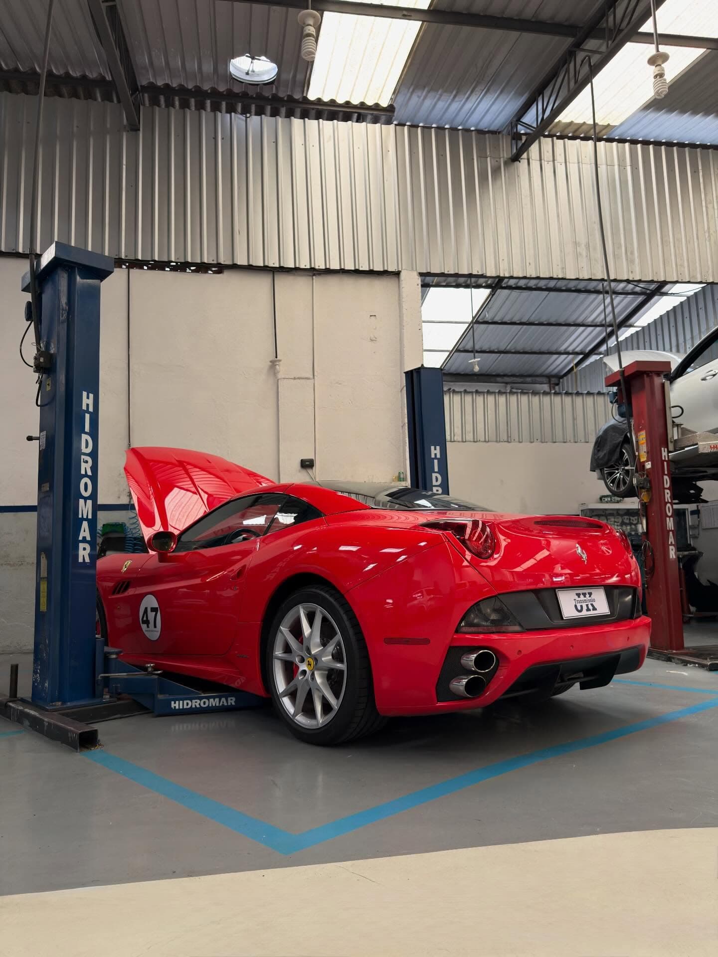 Troca de óleo em Ferrari na JK Transmissão
